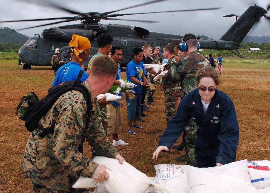 Sabang, Indonésie (24. ledna 2005) - Nakládání pytlů s rýží do vrtulníku. Vrtulníky z Mine Countermeasures Squadron One Five (HM-15) and Helicopter Combat Support Squadron Five (HC-5) denně dodávaly jídlo do oblastí postižených tsunami z 26. prosince 2004. Foto U.S. Navy, Stephanie Lynne Johnson. 